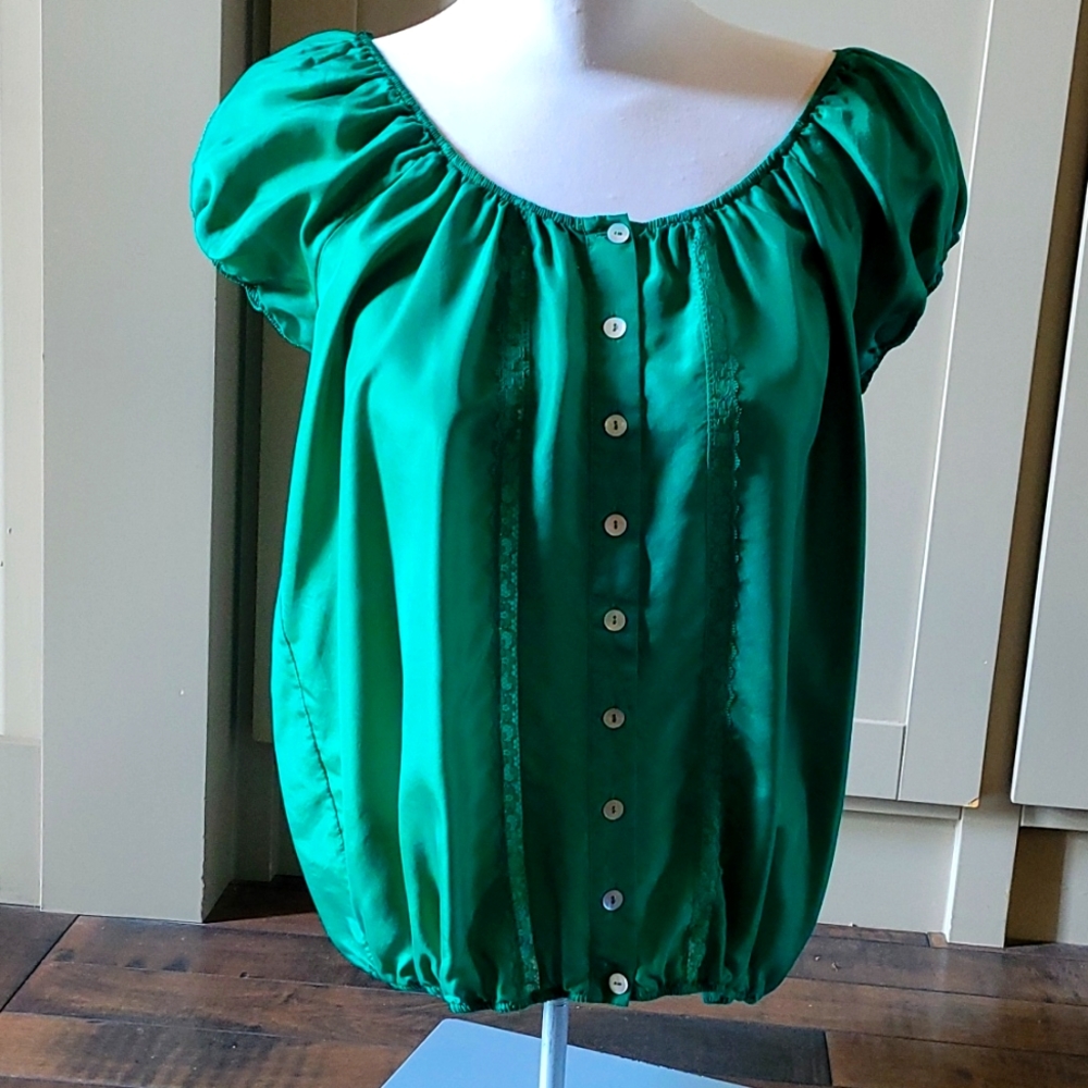 Le Chateau green silk peasants blouse. SZ Sm